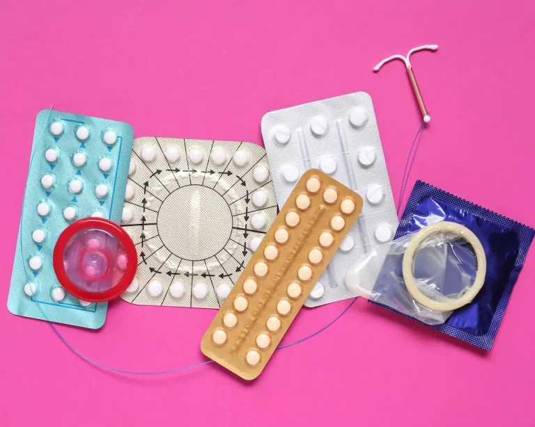 Imagen con diversos métodos anticonceptivos disponibles en Lima, incluyendo condones, pastillas anticonceptivas, DIU e inyecciones para prevenir embarazos no deseados.